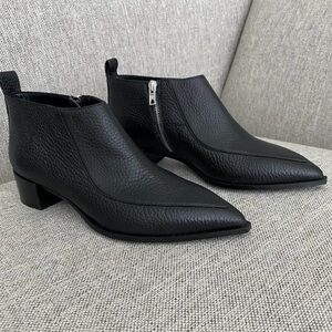 Everlane Size 6.5 black pebbled leather The Boss Booties